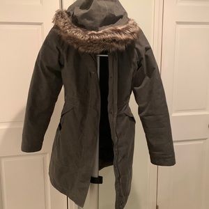 North face winter parka with removable faux fur hood
